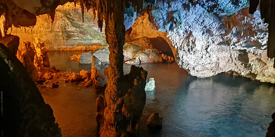 Grotte nel centro Italia. Luoghi magici e selvaggi.