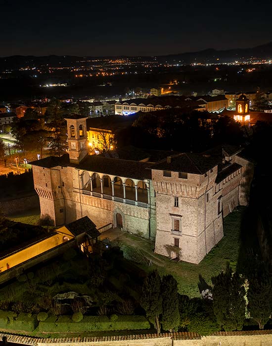 Foto notturna del Castello Bufalini