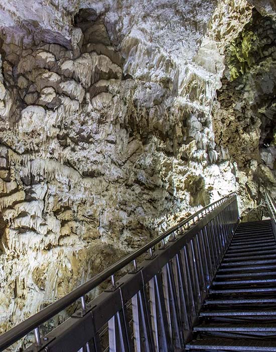 Scalinata grotta di Monte Cucco