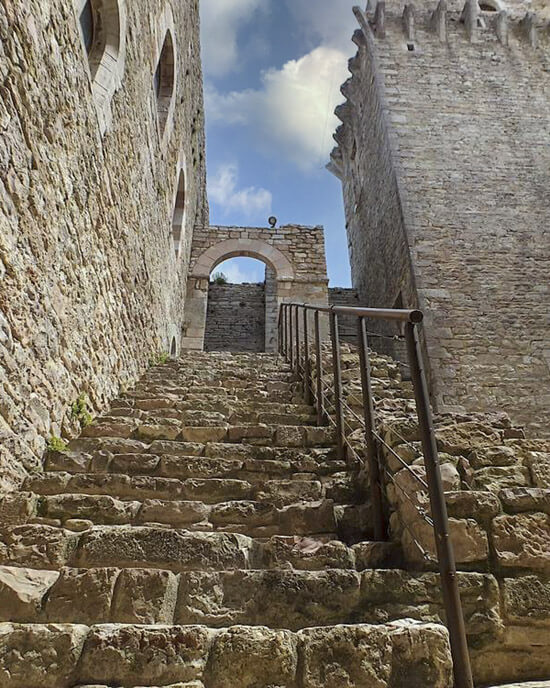 Scala esterna della Rocca di Assisi