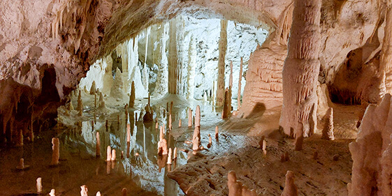 Grotte di Frasassi, un viaggio al centro della Terra