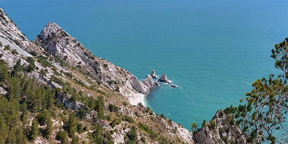 Spiaggia delle due sorelle, passo del lupo