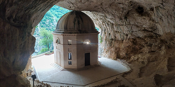 Tempio di Valadier, il tempio nella roccia